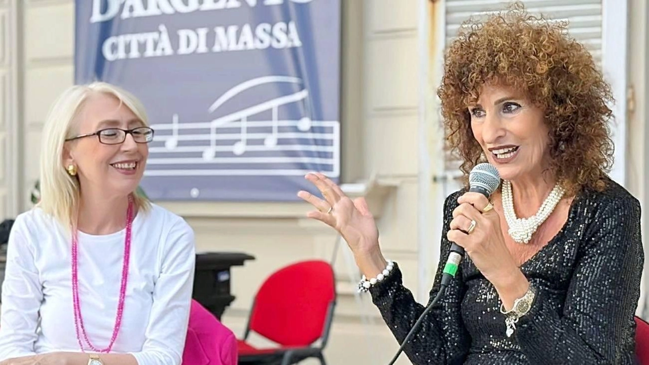 Successo per la presentazione della terza raccolta poetica di Roberta Pisani (nella foto). Nello scenario di Villa Cuturi, a Marina... Successo per la presentazione della terza raccolta poetica di Roberta Pisani (nella foto). Nello scenario di Villa Cuturi, a Marina...