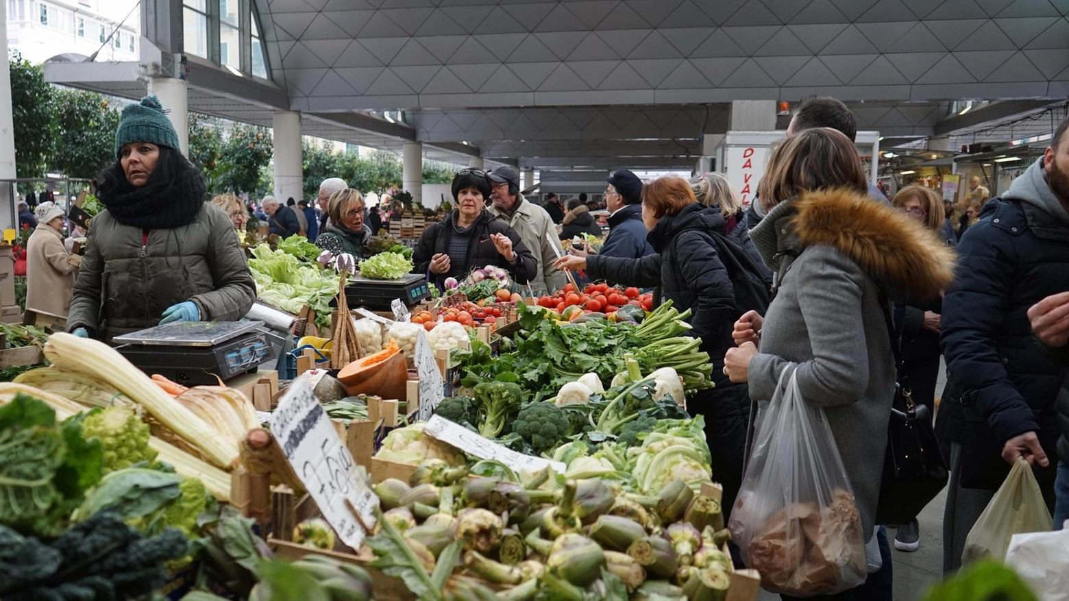 "Crocieristi in piazza Cavour". Le proposte degli ambulanti per rivitalizzare il mercato: "Pronti a metterci in gioco"