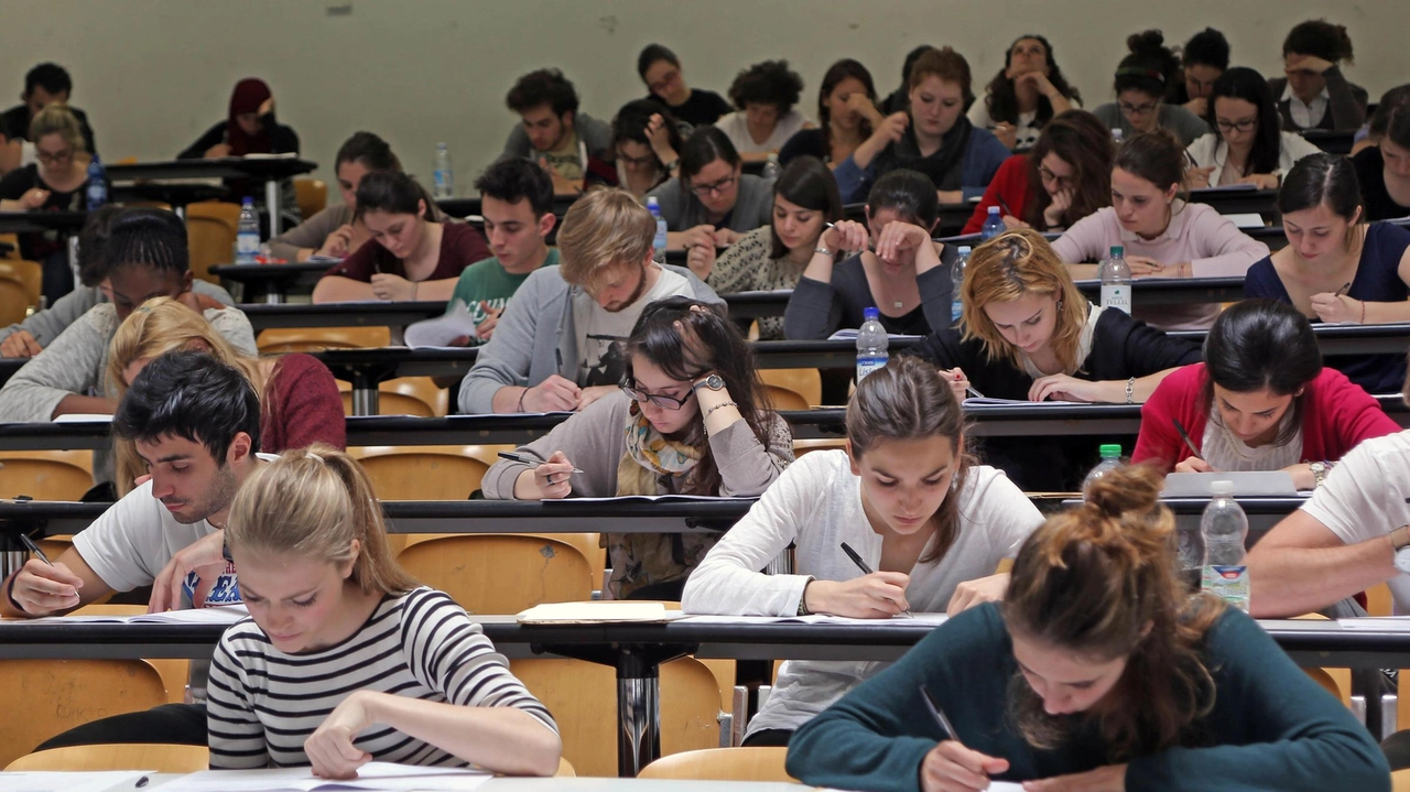 Studenti dell’università mentre prendono appunti durante una lezione (foto d’archivio) Studenti dell’università mentre prendono appunti durante una lezione (foto d’archivio)