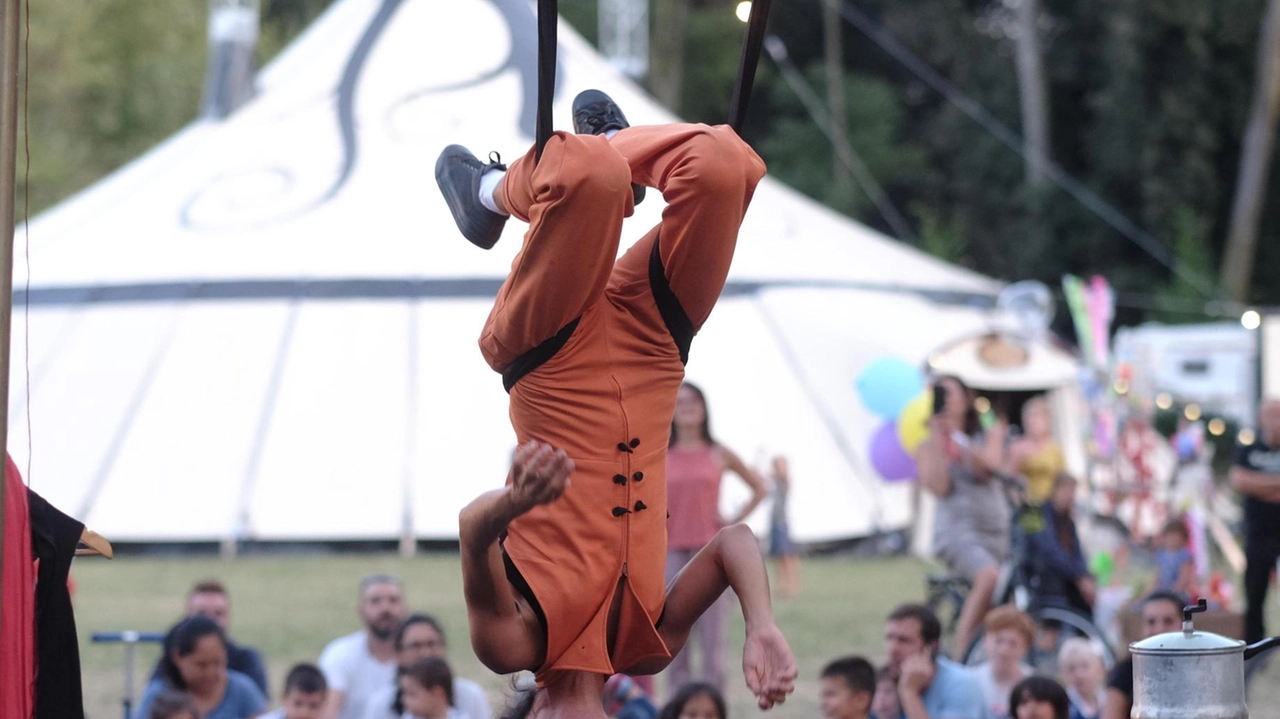 La 2° edizione de “La Luna e il Falò” trasforma Pontremoli in un centro culturale diffuso tra teatro, tradizioni culinarie, trekking e circo contemporaneo La 2° edizione de “La Luna e il Falò” trasforma Pontremoli in un centro culturale diffuso tra teatro, tradizioni culinarie, trekking e circo contemporaneo