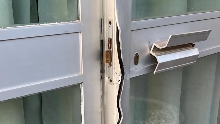 La porta d’accesso forzata dai vandali e gli spazi interni messi a soqquadro La porta d’accesso forzata dai vandali e gli spazi interni messi a soqquadro