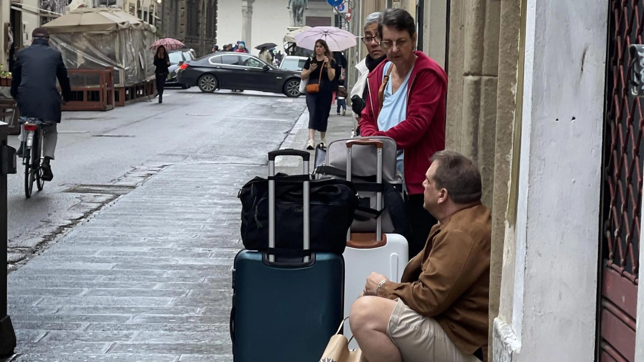 Turisti in attesa di poter entrare nell’appartamento affittato nel centro di Firenze