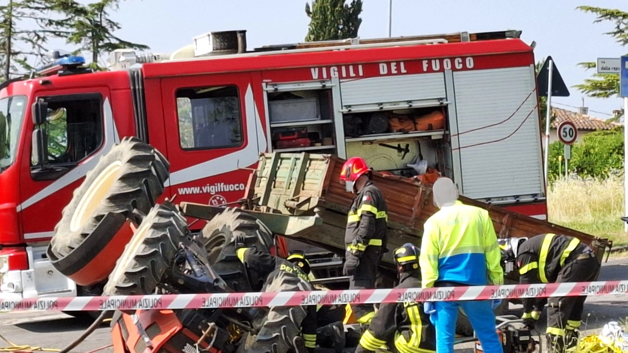Tragedia, muore schiacciato dal trattore Tragedia, muore schiacciato dal trattore