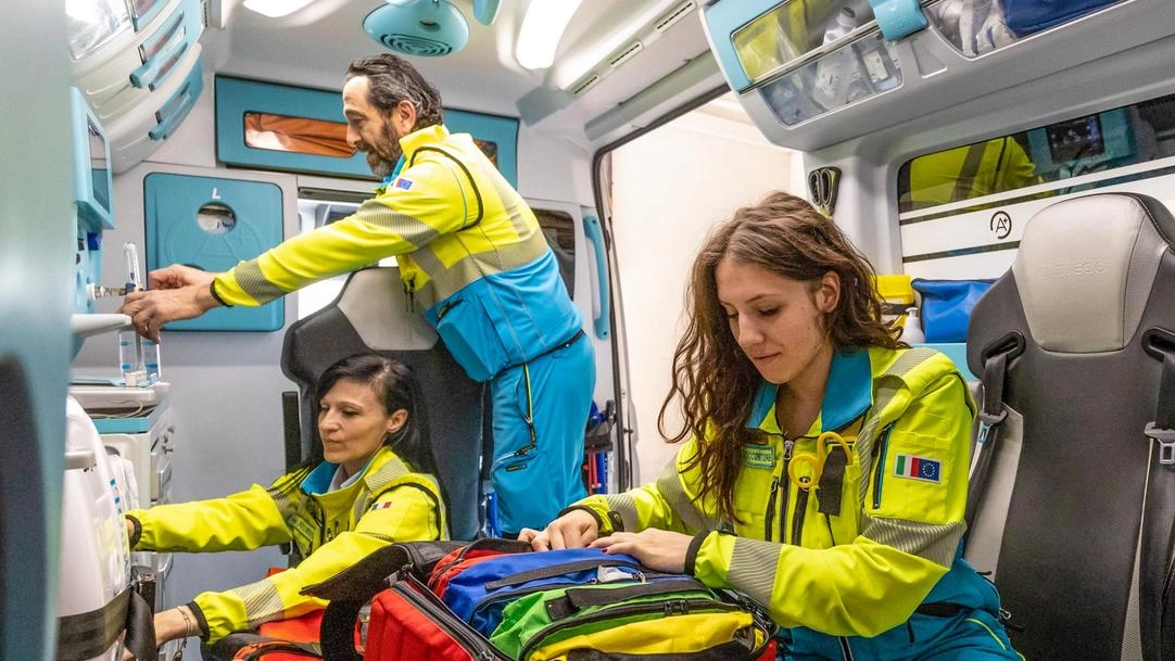 Soccorritori su un'ambulanza (foto d'archivio) Soccorritori su un'ambulanza (foto d'archivio)