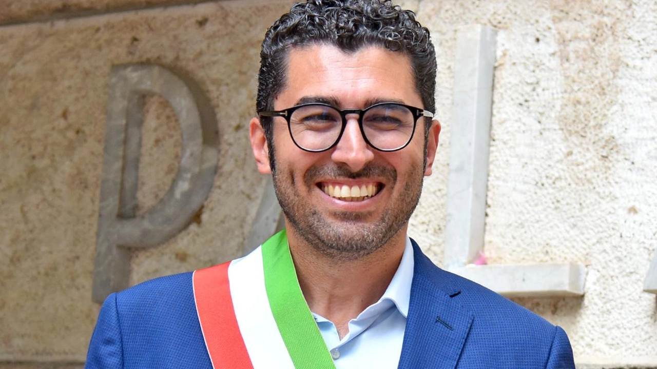 Cittadini molto perplessi sull’aumento dei costi per i collaboratori. Sui social c’è polemica. "Lo fece anche Saragosa, poi il portavoce si dimise". Cittadini molto perplessi sull’aumento dei costi per i collaboratori. Sui social c’è polemica. "Lo fece anche Saragosa, poi il portavoce si dimise".
