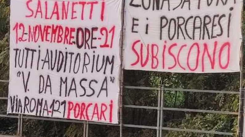 Alcuni degli striscioni di protesta appesi nel territorio di Porcari Alcuni degli striscioni di protesta appesi nel territorio di Porcari