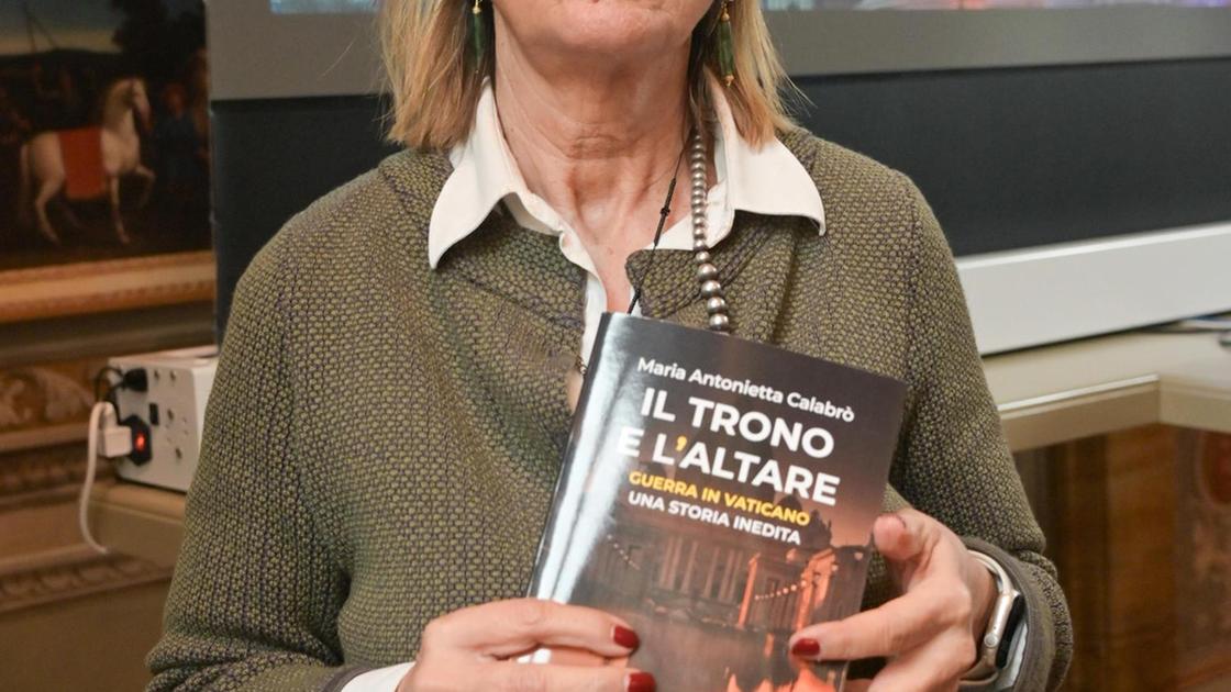 https://www.lanazione.it/image-service/view/acePublic/alias/contentid/NzNmM2RmZGEtMDhlNy00/0/il-trono-e-laltare-incontro-con-la-vaticanista-calabro-i-retroscena-del-conclave.jpeg?f=16:9&w=1200&h=630