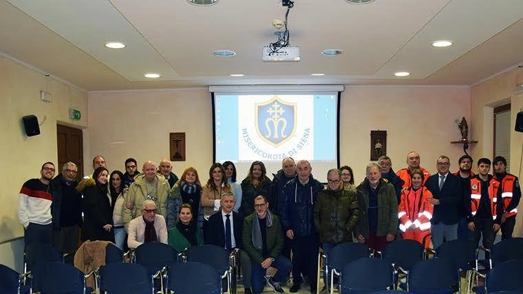 La foto di gruppo dell’incontro organizzato a ’Il Mandorlo’ tra Ospedale e volontariato La foto di gruppo dell’incontro organizzato a ’Il Mandorlo’ tra Ospedale e volontariato