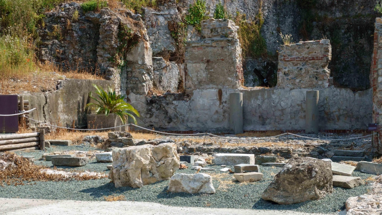 A spasso con il restauratore Caropreso nel sito di origine rinascimentale che domina le colline spezzine. Il conservatore del Podenzana: "Qua sorgerà un lapidario civico". Ecco i tesori di marmo dell’ex convento. A spasso con il restauratore Caropreso nel sito di origine rinascimentale che domina le colline spezzine. Il conservatore del Podenzana: "Qua sorgerà un lapidario civico". Ecco i tesori di marmo dell’ex convento.