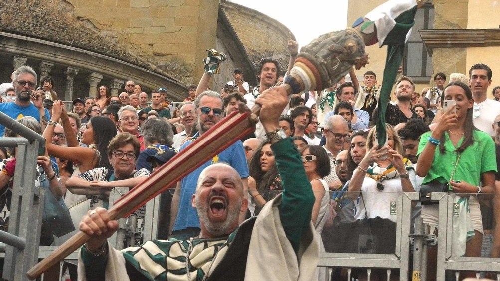Il rettore Maurizio Carboni, 52 anni, esulta nel nuovo palco della lancia d’oro con il trofeo dedicato a San Francesco Il rettore Maurizio Carboni, 52 anni, esulta nel nuovo palco della lancia d’oro con il trofeo dedicato a San Francesco