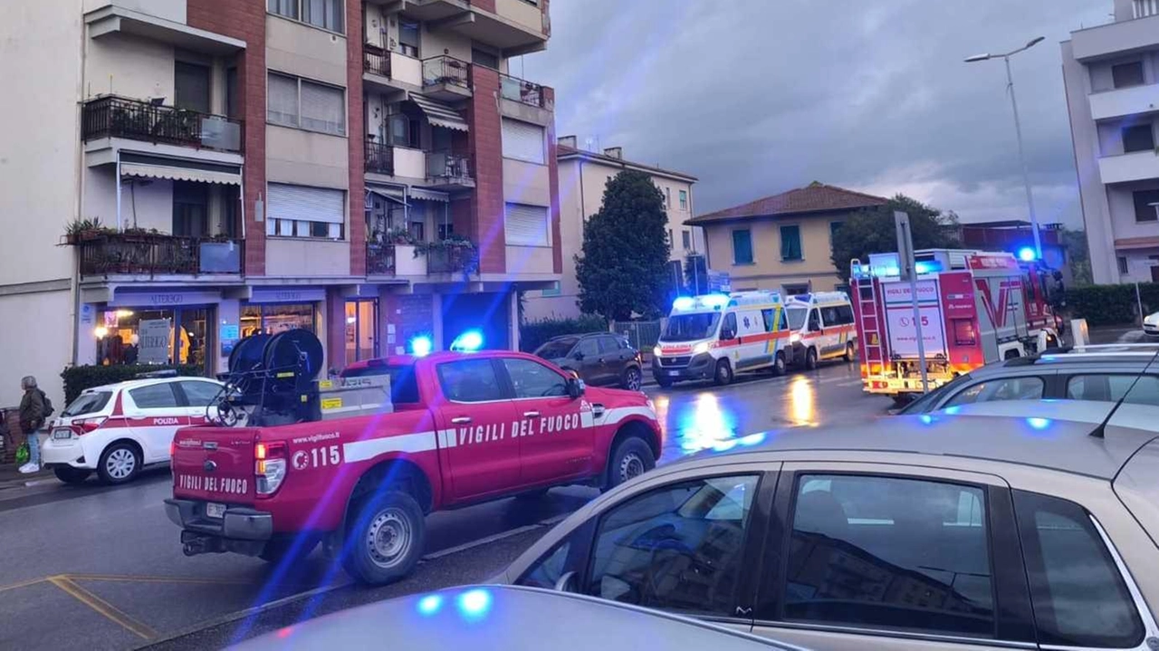 Un momento dei soccorsi con un grande dispiegamento di forze: vigili del fuoco, polizia municipale e ambulanze Un momento dei soccorsi con un grande dispiegamento di forze: vigili del fuoco, polizia municipale e ambulanze