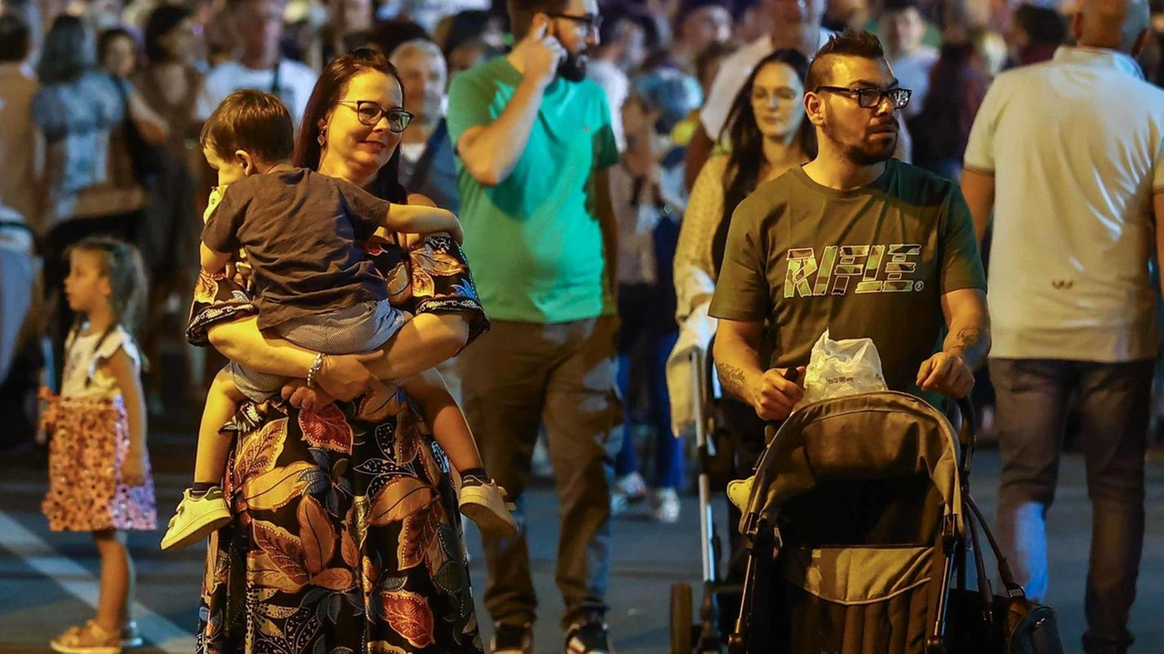 Il 10 l’inizio con le celebrazioni religiose e la processione dedicata al patrono San Lorenzo. Dall’11 al 18 gli stand per la vendita del dolcetto tipico, musica, ballo, spettacoli e concerti. Il 10 l’inizio con le celebrazioni religiose e la processione dedicata al patrono San Lorenzo. Dall’11 al 18 gli stand per la vendita del dolcetto tipico, musica, ballo, spettacoli e concerti.