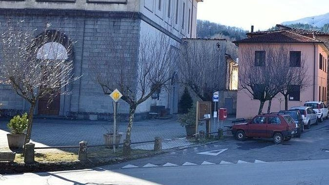 Per fortuna nessuno è stato colpito dai frammenti precipitati da un’altezza di una ventina di metri. Da un paio di domeniche le celebrazioni sono effettuate nell’antica chiesa romanica di San Biagio. Per fortuna nessuno è stato colpito dai frammenti precipitati da un’altezza di una ventina di metri. Da un paio di domeniche le celebrazioni sono effettuate nell’antica chiesa romanica di San Biagio.