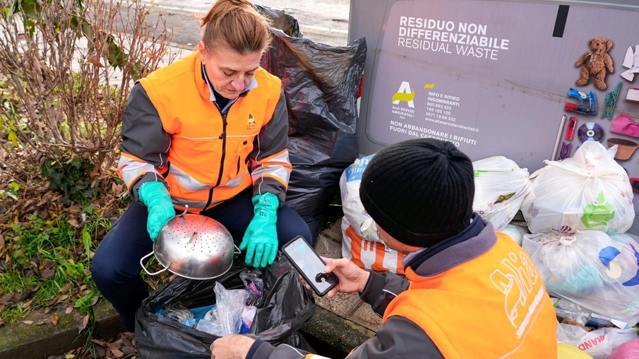 Operatori di Alia durante un servizio di controllo: nel 2024 sono state registrate circa 4200 segnalazioni sull’app AliaApp (FotocronacheGermogli) Operatori di Alia durante un servizio di controllo: nel 2024 sono state registrate circa 4200 segnalazioni sull’app AliaApp (FotocronacheGermogli)