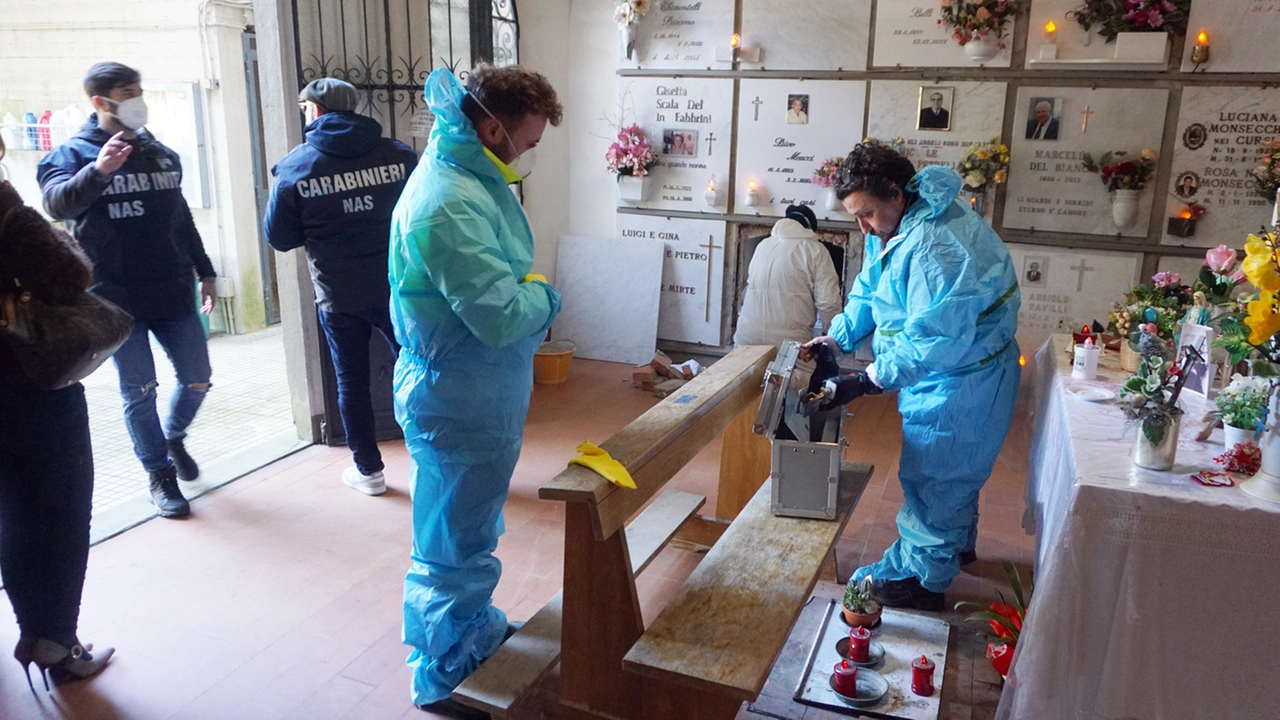 La riesumazione del corpo portato avanti dai Nas di Firenze La riesumazione del corpo portato avanti dai Nas di Firenze