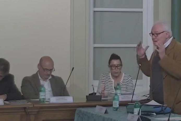 Scintille in consiglio comunale. Ghiselli esce dalla maggioranza
