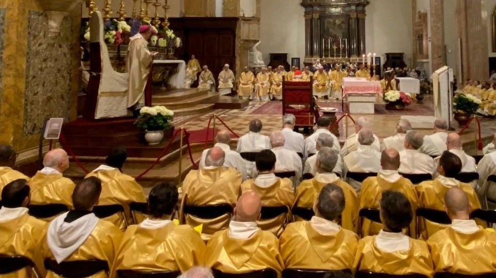 Sacerdoti e diaconi insieme all’arcivescovo nella Cattedrale di San Lorenzo a Perugia Sacerdoti e diaconi insieme all’arcivescovo nella Cattedrale di San Lorenzo a Perugia