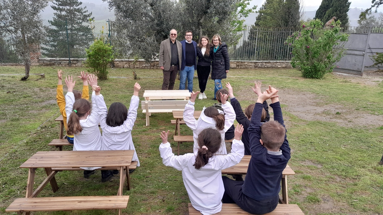 I presidenti Lions con Laura Cozzi Frediani e alcuni bambini della primaria Le Rose