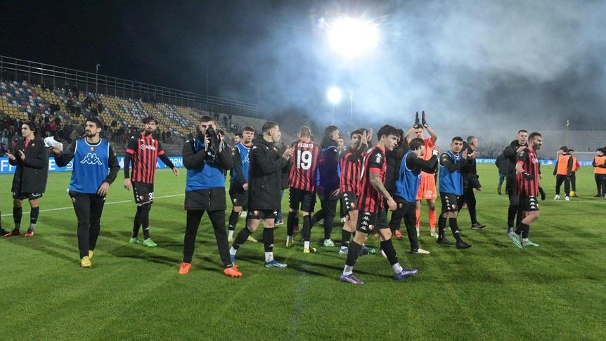 Abbraccio sotto la curva Ovest dopo la vittoria della Pantera contro l’Ascoli (Foto Alcide) Abbraccio sotto la curva Ovest dopo la vittoria della Pantera contro l’Ascoli (Foto Alcide)