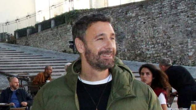 La prima puntata di Don Matteo 14 su Rai Uno presenta il nuovo protagonista Don Massimo, interpretato da Raul Bova. Cambiamenti nel cast e nuovi personaggi arricchiscono la serie ambientata a Spoleto. La prima puntata di Don Matteo 14 su Rai Uno presenta il nuovo protagonista Don Massimo, interpretato da Raul Bova. Cambiamenti nel cast e nuovi personaggi arricchiscono la serie ambientata a Spoleto.
