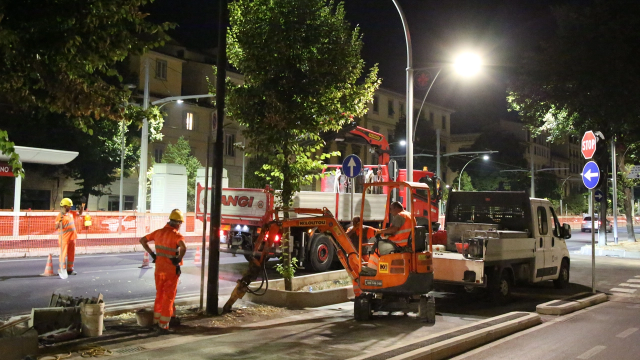 Lavori notturni nei cantieri della tramvia a Firenze. I costi lievitano a causa del conflitto ucraino (New Press Photo) Lavori notturni nei cantieri della tramvia a Firenze. I costi lievitano a causa del conflitto ucraino (New Press Photo)
