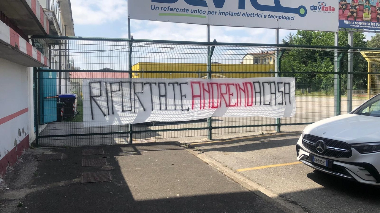 Intanto allo stadio Mannucci è comparso uno striscione con la scritta “Riportate Andreino a casa“ riferito all’ex bandiera Caponi