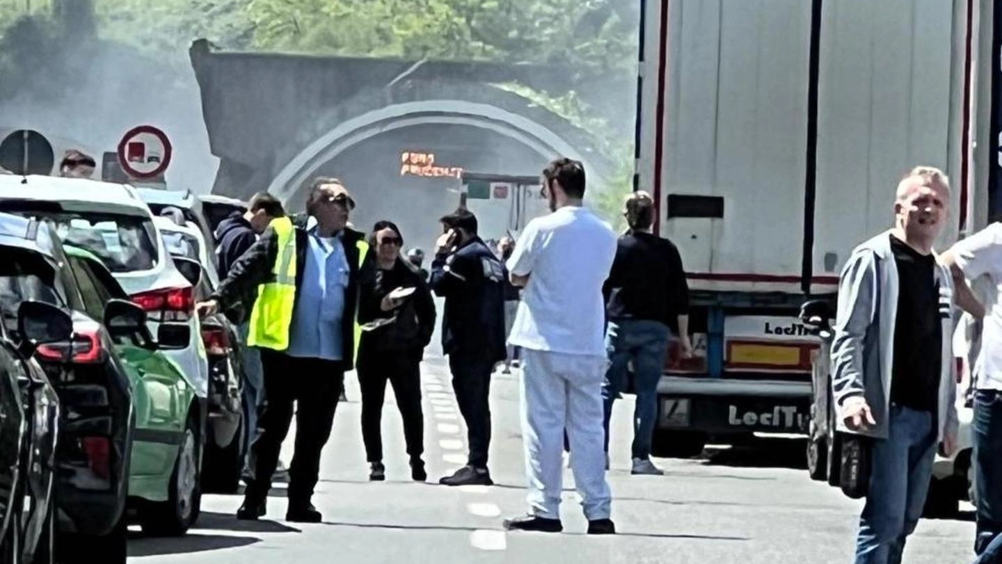 È accaduto intorno alle 15.30 sull’autostrada del mare in direzione Lucca -Viareggio. Sul posto sono intervenuti gli agenti della Stradale e una squadra dei Vigili del Fuoco