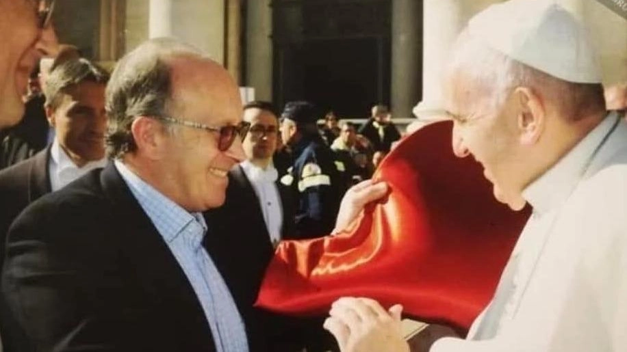 Una delegazione del Carnevale incontrò il papa a Roma nel 2016 e Fabrizio Galli gli regalò un capello di Burlamacco