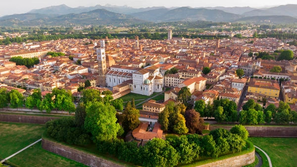 La città di Lucca (Foto Ansa) La città di Lucca (Foto Ansa)