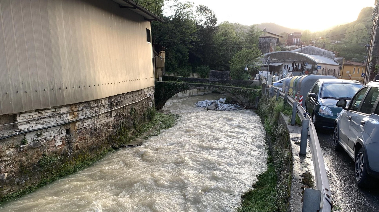 Chiusa la galleria del Crocifisso e senso unico alternato nella via di Colonnata. Ostruita la strada che congiunge Codena a Bedizzano. Carrione in piena .