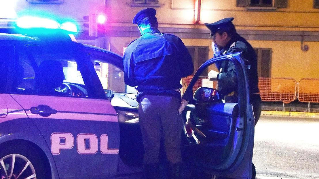 Risolutivo intervento della volante della polizia allertata dopo la visione dei video in diretta dall’interno di una. pescheria di via Pistoiese Risolutivo intervento della volante della polizia allertata dopo la visione dei video in diretta dall’interno di una. pescheria di via Pistoiese