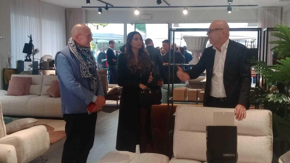 Alfonso. Signorini, Cecilia Capriotti e Maurizio Nieri durante l’inaugurazione di ieri pomeriggio del nuovo Official Store di via Montalbano Alfonso. Signorini, Cecilia Capriotti e Maurizio Nieri durante l’inaugurazione di ieri pomeriggio del nuovo Official Store di via Montalbano