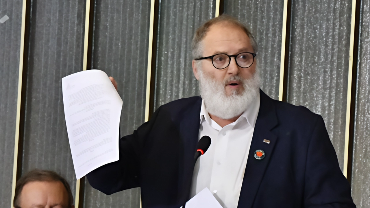 Approvato all’unanimità. Il consigliere Alberti: "Scesi ad un compromesso". Bennati (Polo) ritira la sua risoluzione ed esce. Il presidio delle associazioni. Approvato all’unanimità. Il consigliere Alberti: "Scesi ad un compromesso". Bennati (Polo) ritira la sua risoluzione ed esce. Il presidio delle associazioni.
