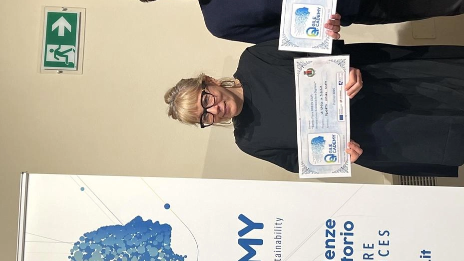 La premiazione delle aziende «Progetto Lavoro Amiata» e «Il Quadrifoglio» che hanno ottenuto la «Santa Fiora Green Cup» La premiazione delle aziende «Progetto Lavoro Amiata» e «Il Quadrifoglio» che hanno ottenuto la «Santa Fiora Green Cup»
