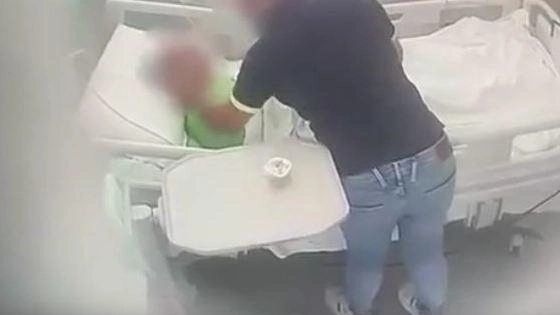 AREZZO È finito in manette un 37enne aretino accusato di aver sottoposto la madre convivente, una donna di 65 anni, a... AREZZO È finito in manette un 37enne aretino accusato di aver sottoposto la madre convivente, una donna di 65 anni, a...