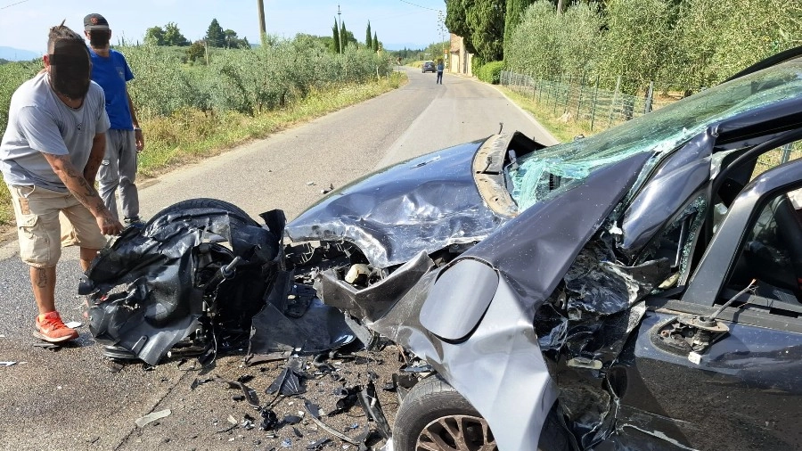 Uno dei veicoli coinvolti nell'impressionante incidente (foto Antonio Taddei/Germogli)
