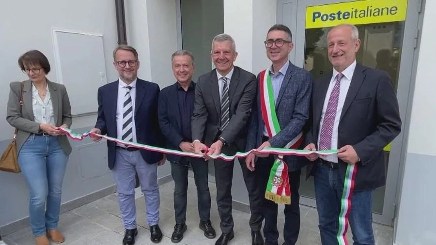 Il taglio del nastro è avvenuto ieri mattina del nuovo ufficio di Ponticino Tra i presenti il sindaco Tassini e anche Pupo figlio dello storico postino del paese. Il taglio del nastro è avvenuto ieri mattina del nuovo ufficio di Ponticino Tra i presenti il sindaco Tassini e anche Pupo figlio dello storico postino del paese.