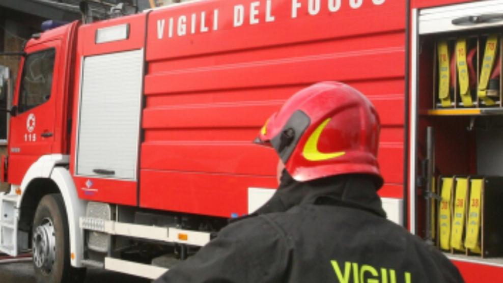 https://www.lanazione.it/image-service/view/acePublic/alias/contentid/NzQwNjcyYTItZWMxYi00/0/vigili-del-fuoco-foto-di-repertorio.jpeg?f=16:9&w=1200&h=630