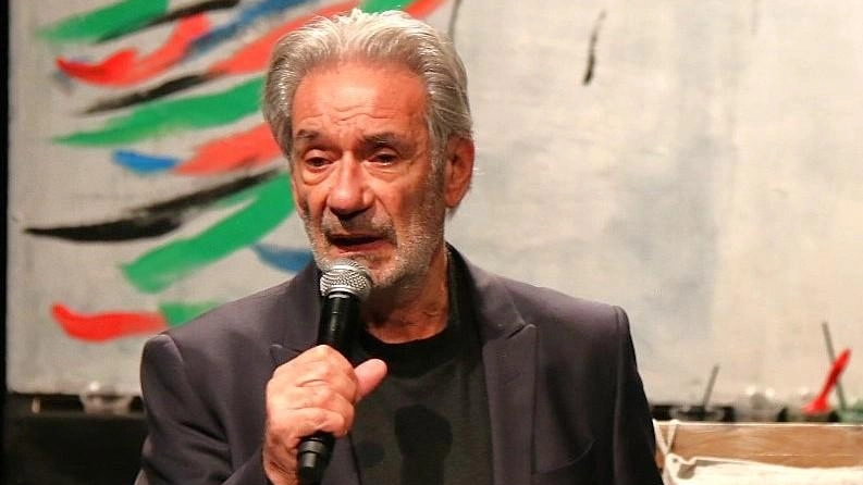 Sandro Tore, organizzatore della rassegna ’Riomanavola’, a destra. una veduta di Riomaggiore Sandro Tore, organizzatore della rassegna ’Riomanavola’, a destra. una veduta di Riomaggiore
