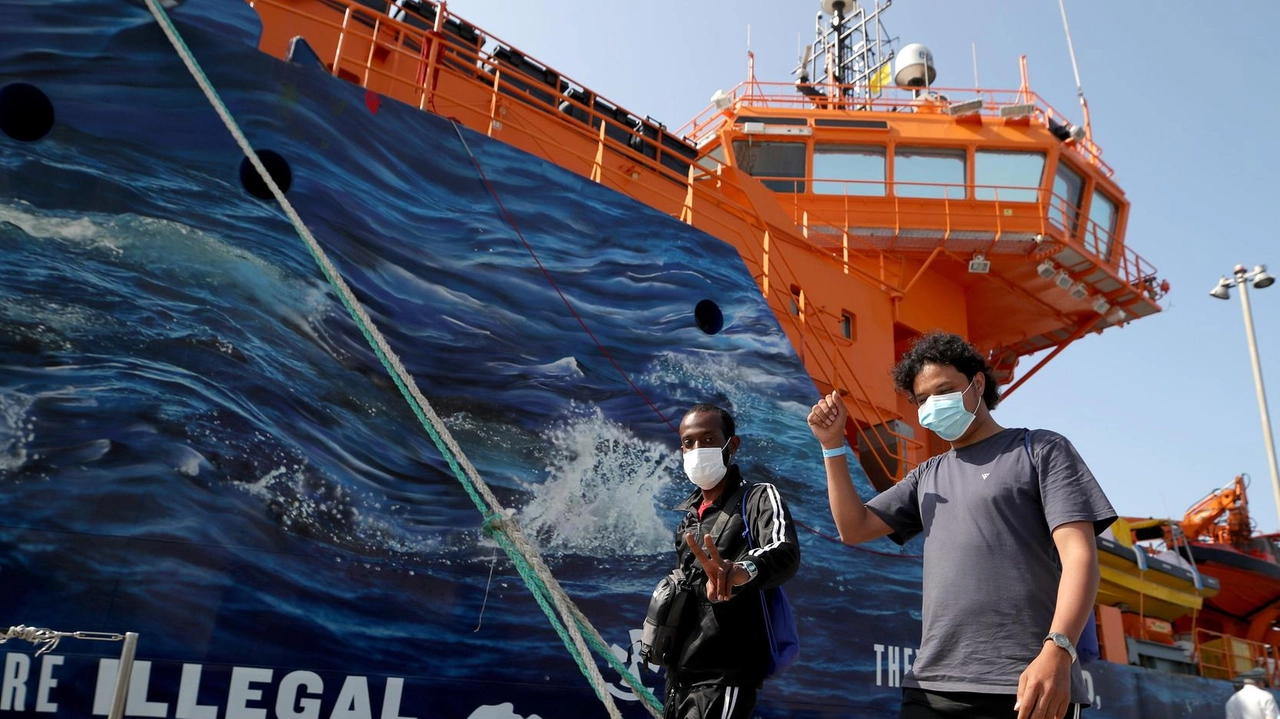 Nella foto di repertorio, uno dei tanti arrivi di migranti trasportati in uno dei porti italiani Nella foto di repertorio, uno dei tanti arrivi di migranti trasportati in uno dei porti italiani