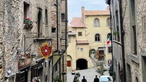L’immagine di borgo «prototipo» della Toscana che tanto piace ai turisti, in particolare a quelli stranieri. E le inserzioni su. testate web di settore. rendono Anghiari più famosa