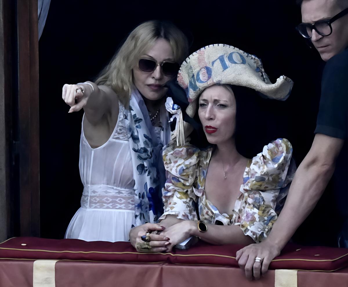 Madonna, 67 anni e un Palio in regalo. La regina del pop illumina Siena