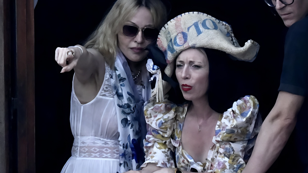 La star americana festeggia il suo compleanno in Toscana, tra lusso, tradizione e il legame con l’Italia. L’amico Sting l’ha convinta a guardare la storica corsa in Piazza del Campo. Il saluto ai fan che la invocano.