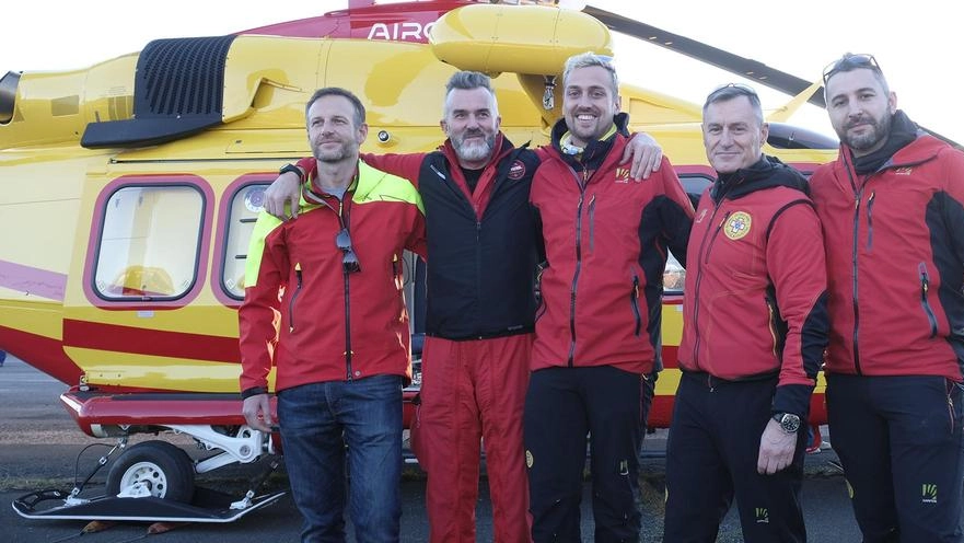 Il personale di soccorso che salirà a bordo dell’elicottero Grifo in sosta nell’hanga realizzato all’Aeroclub “Piero Lombardi“ nel quartiere di San Lazzaro Il personale di soccorso che salirà a bordo dell’elicottero Grifo in sosta nell’hanga realizzato all’Aeroclub “Piero Lombardi“ nel quartiere di San Lazzaro