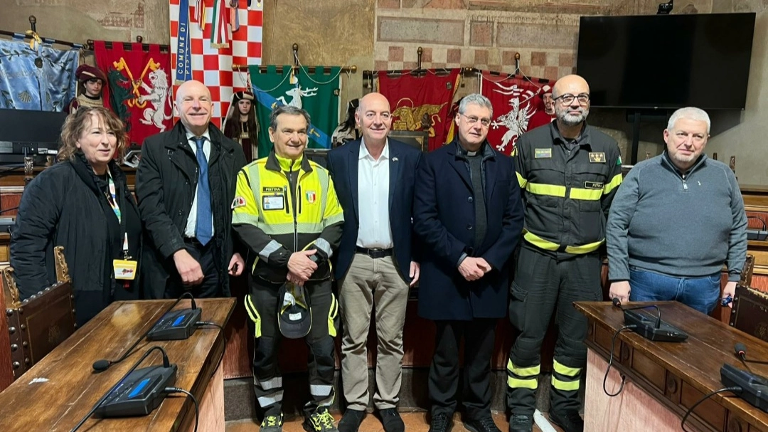 Pistoia, la Befana dei vigili del Fuoco si cala dal Campanile e arrivano i Re Magi