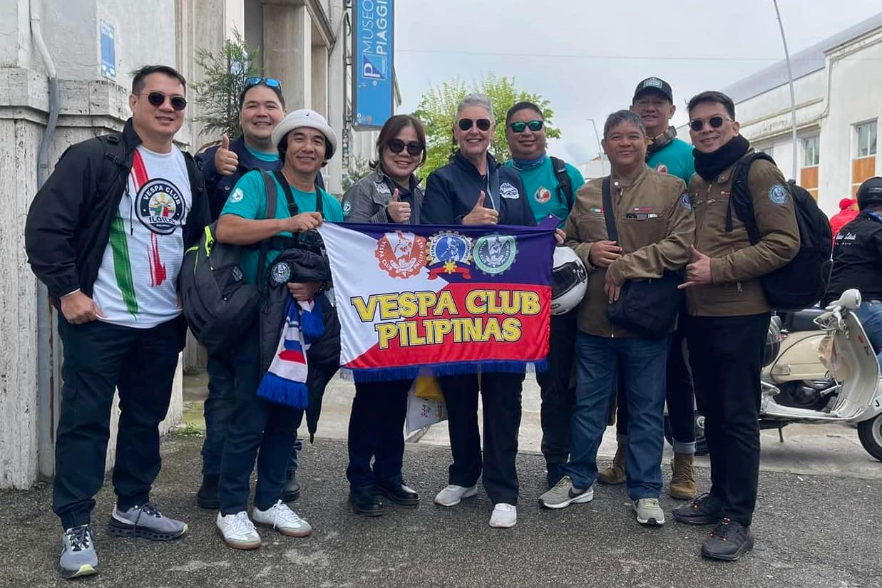 La delegazione dei vespisti delle Filippine a Pontedera