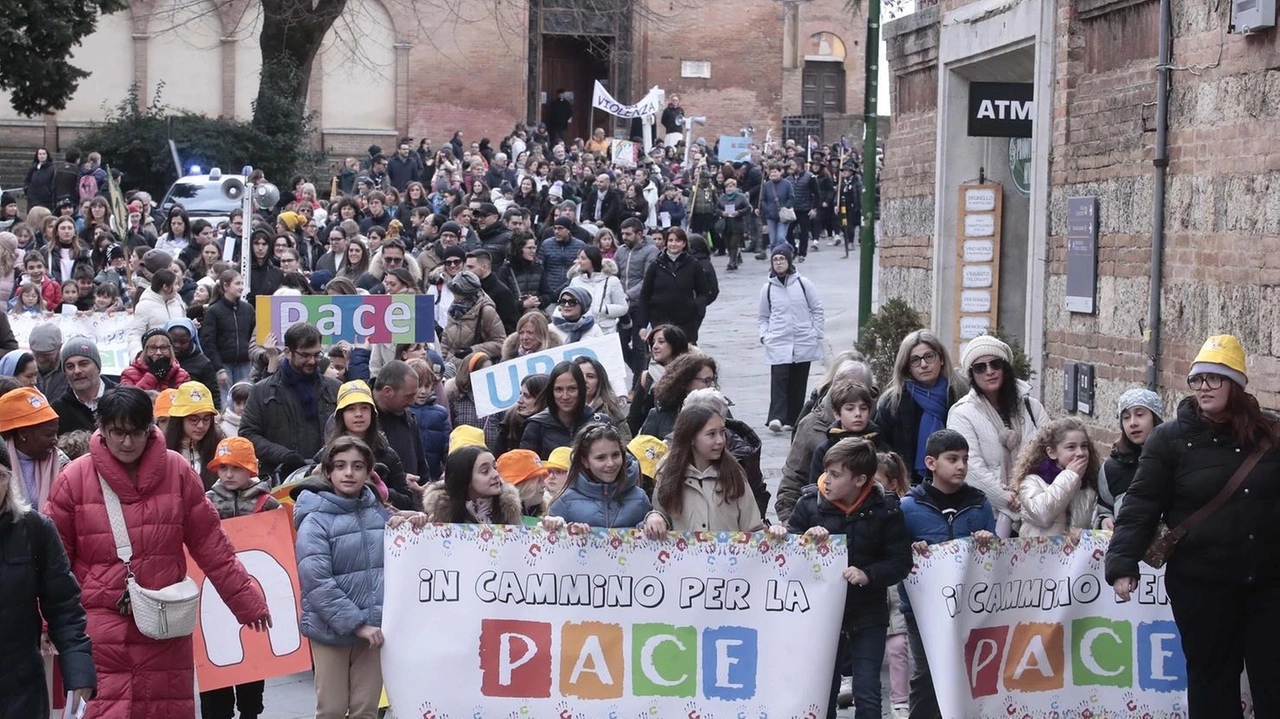 Piccoli e grandi, famiglie e semplici cittadini uniti in corteo. Dalla Basilica di San Domenico fino alla benedizione in Duomo. Piccoli e grandi, famiglie e semplici cittadini uniti in corteo. Dalla Basilica di San Domenico fino alla benedizione in Duomo.