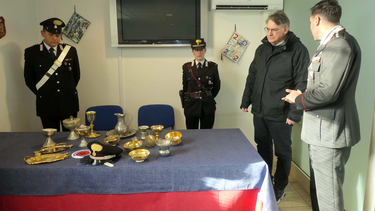I carabinieri, guidati dal capitano Marco Colella, hanno riconsegnato gli oggetti sacri I carabinieri, guidati dal capitano Marco Colella, hanno riconsegnato gli oggetti sacri