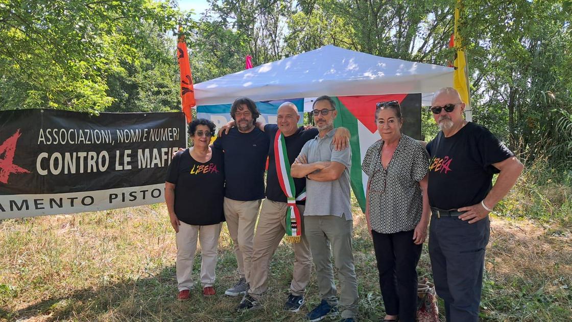 https://www.lanazione.it/image-service/view/acePublic/alias/contentid/NzQxZjc0ZjktYzMyZS00/0/il-valore-della-legalita-ragazzi-al-lavoro-sul-terreno-di-catena-confiscato-alla-camorra.jpeg?f=16:9&w=1200&h=630