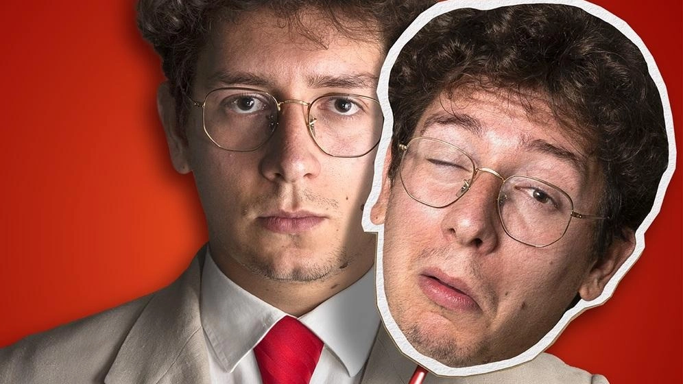 Andrea Di Raimo, in arte Shamzy, domani alle 21 salirà sul palco del Moderno con lo spettacolo «Testa di Caos». In teatro arriva dopo il successo sul web